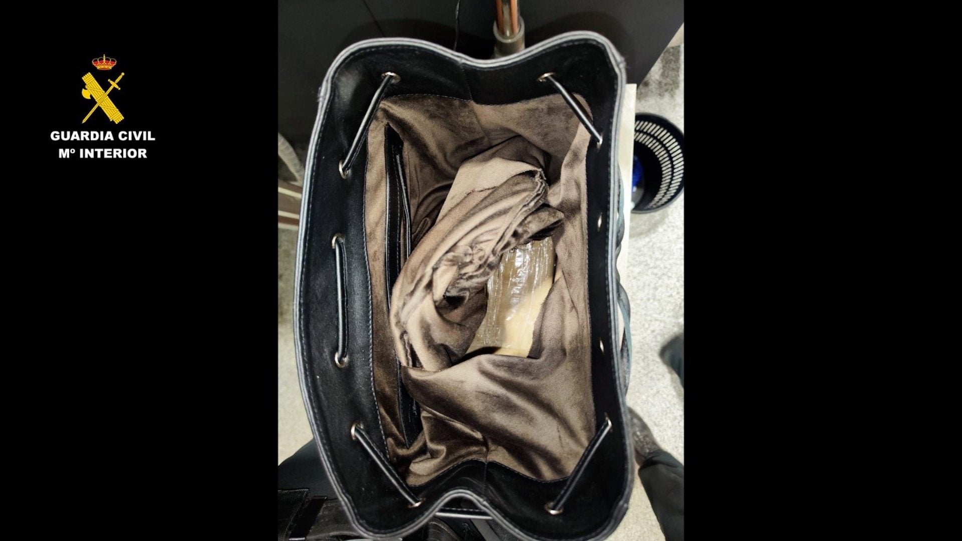 Detenido en el aeropuerto al intervenirle 2,46 kilos de cocaína Detenido en el aeropuerto al intervenirle 2,46 kilos de cocaína