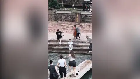 La turista española que salvó a un niño tras caerse al río Fenghuang en China La turista española que salvó a un niño tras caerse al río Fenghuang en China