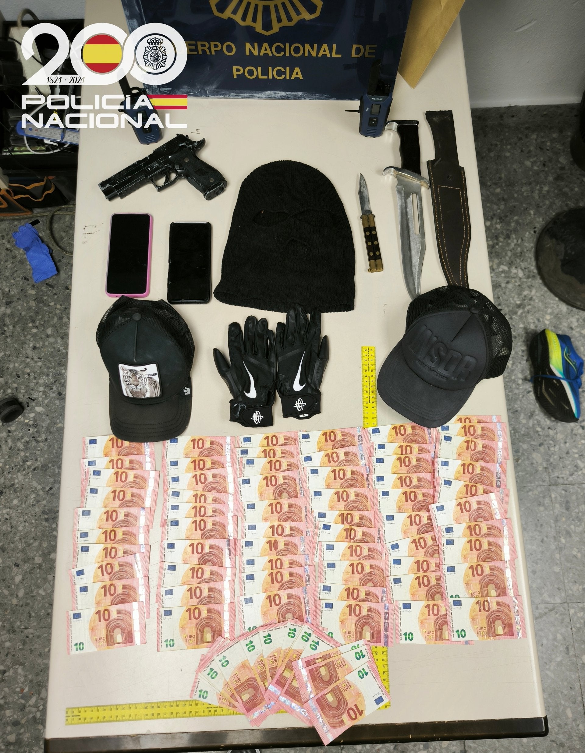 Tres detenidos por robar más de 400.000 euros en salones de juego con sprays de pimienta y una pistola Tres detenidos por robar más de 400.000 euros en salones de juego con sprays de pimienta y una pistola