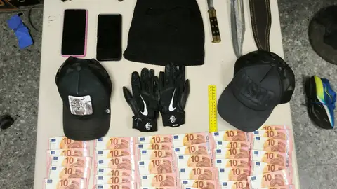 Dinero, prendas, armas y cascos utilizados en los distintos atracos. - POLICÍA NACIONAL. Dinero, prendas, armas y cascos utilizados en los distintos atracos. - POLICÍA NACIONAL.