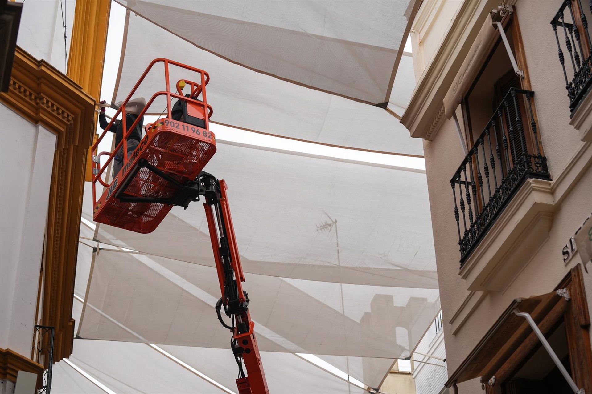 La Avenida de la Constitución tendrá toldos "la semana que viene" y Sanz plantea una arboleda ante el calor La Avenida de la Constitución tendrá toldos "la semana que viene" y Sanz plantea una arboleda ante el calor