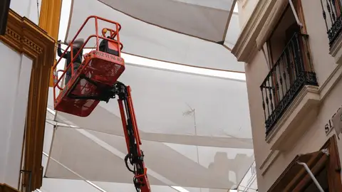 Archivo - Archivo-Un operario coloca toldos en la calle Sierpes. - María José López - Europa Press - Archivo Archivo - Archivo-Un operario coloca toldos en la calle Sierpes. - María José López - Europa Press - Archivo