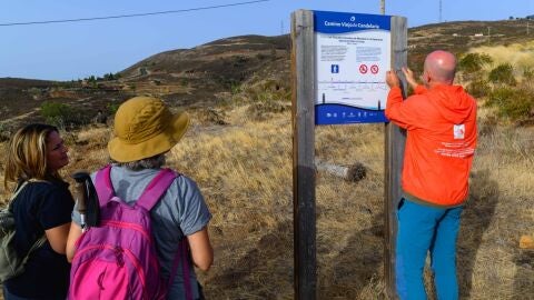 Imagen de archivo de un operario del Cabildo de Tenerife y peregrinos en el llamado Camino Viejo que parte de la La Laguna hasta Candelaria en Tenerife en la v&iacute;spera de la peregrinaci&oacute;n con motivo del 15 de agosto