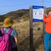 Imagen de archivo de un operario del Cabildo de Tenerife y peregrinos en el llamado Camino Viejo que parte de la La Laguna hasta Candelaria en Tenerife en la víspera de la peregrinación con motivo del 15 de agosto