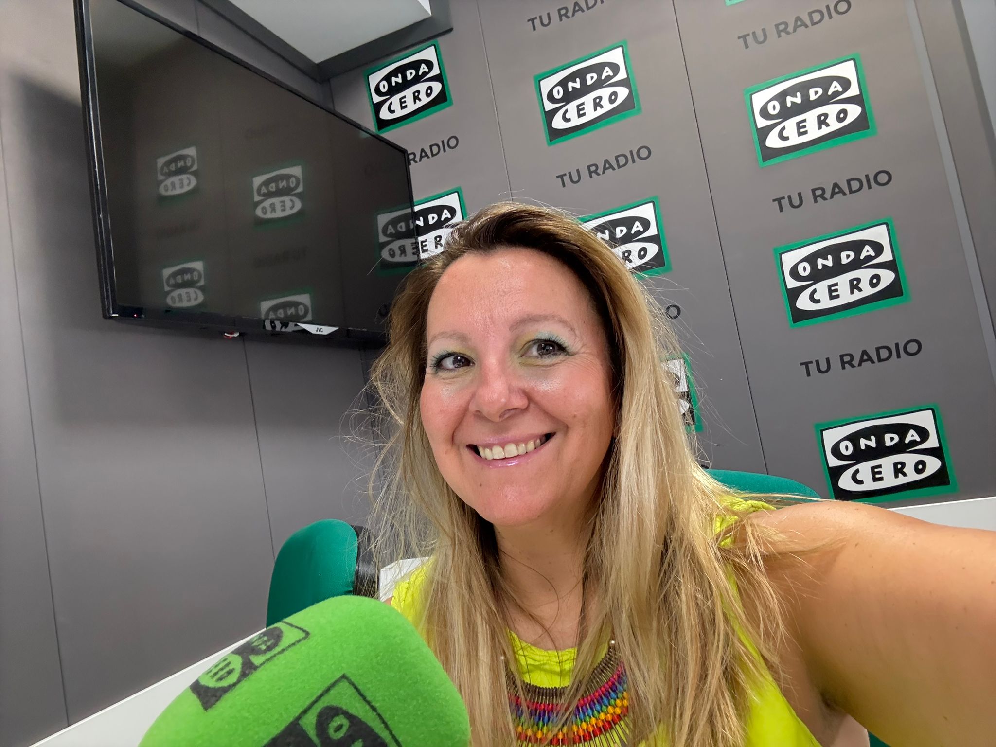 Buscando la canción del verano con el humor de Chely Capitán Buscando la canción del verano con el humor de Chely Capitán