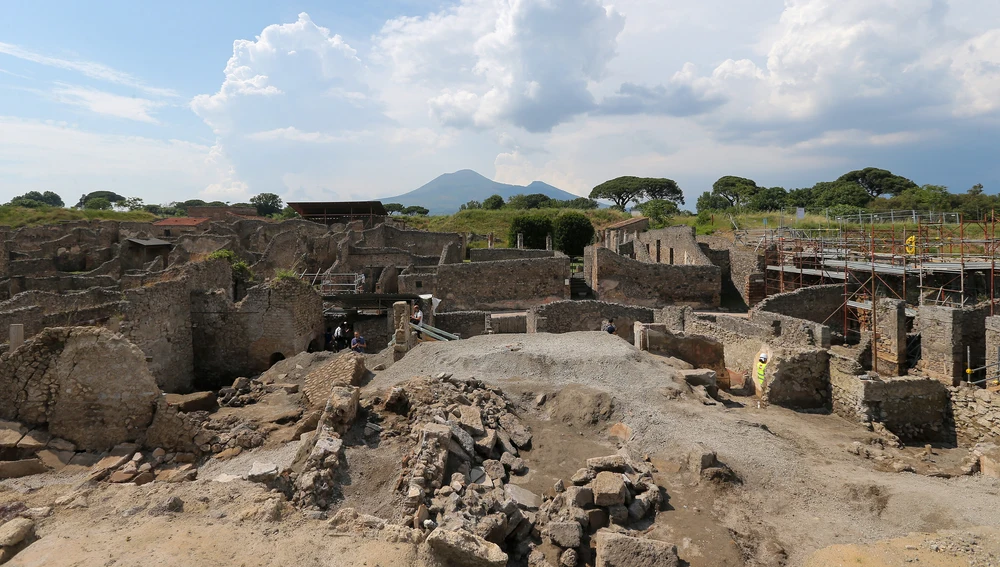 Una vista de la Regio IX de las excavaciones arqueológicas de Pompeya, con el volcán Vesubio al fondo Una vista de la Regio IX de las excavaciones arqueológicas de Pompeya, con el volcán Vesubio al fondo