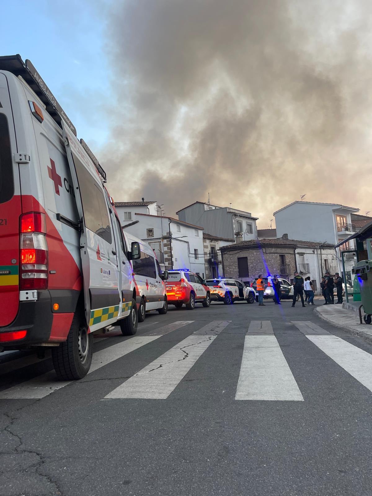 Un convoy evacuaba a los 19 vecinos que aún quedaban en Cabezabellosa, el incendio ya había afectado al municipio Un convoy evacuaba a los 19 vecinos que aún quedaban en Cabezabellosa, el incendio ya había afectado al municipio