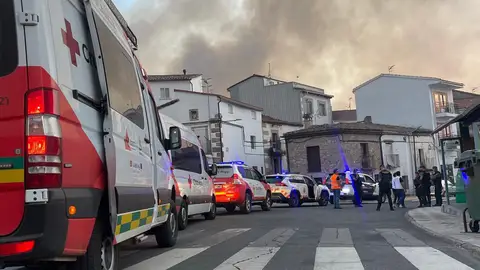 Un convoy evacuaba a los 19 vecinos que aún quedaban en Cabezabellosa, el incendio ya había afectado al municipio Un convoy evacuaba a los 19 vecinos que aún quedaban en Cabezabellosa, el incendio ya había afectado al municipio
