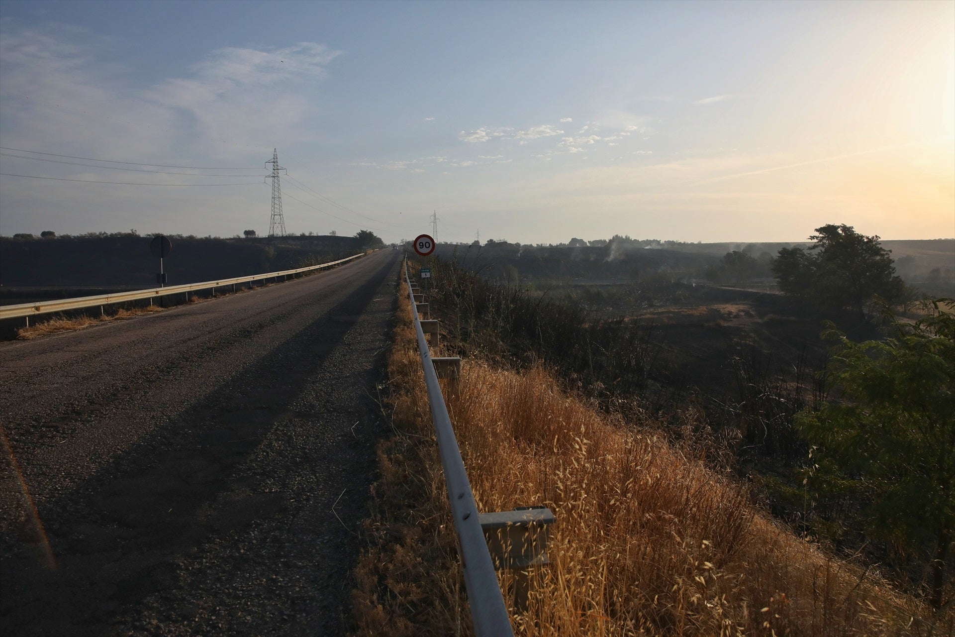 Estas son las carreteras cortadas por los incendios: una autovía, dos nacionales y nueve secundarias Estas son las carreteras cortadas por los incendios: una autovía, dos nacionales y nueve secundarias