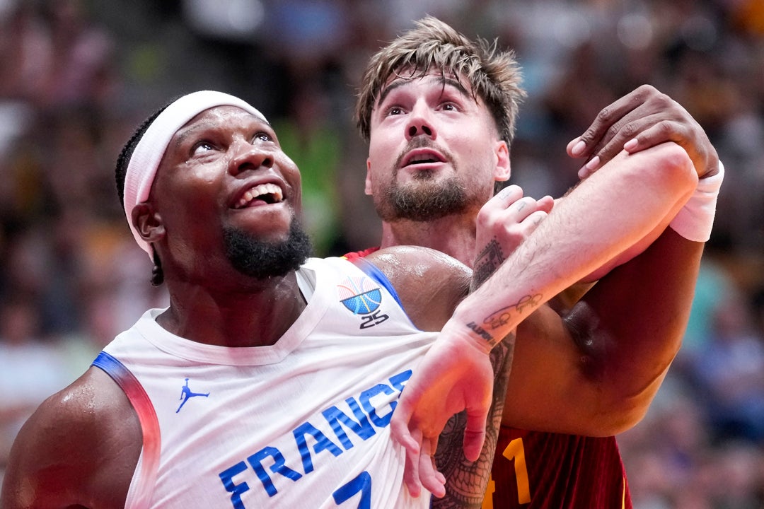 España se topa ante el físico de Francia y cae en Badalona España se topa ante el físico de Francia y cae en Badalona