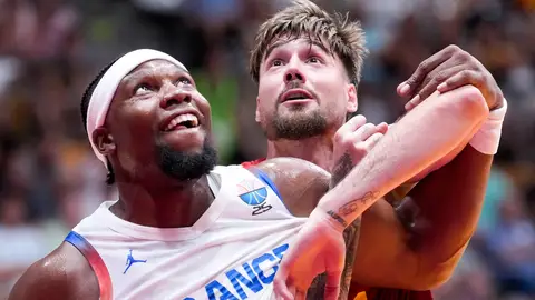 España se topa ante el físico de Francia y cae en Badalona España se topa ante el físico de Francia y cae en Badalona