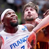 España se topa ante el físico de Francia y cae en Badalona España se topa ante el físico de Francia y cae en Badalona