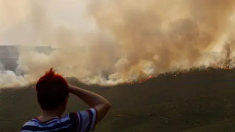 El incendio procedente de Ourense a punto de llegar a Castromil (Zamora) El incendio procedente de Ourense a punto de llegar a Castromil (Zamora)
