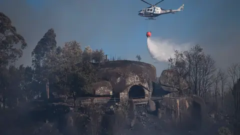 Equipos de los servicios de Emergencias trabajan para extinguir el fuego, a 28 de julio de 2025, en Salvaterra do Miño, Pontevedra, Galicia (España). Equipos de los servicios de Emergencias trabajan para extinguir el fuego, a 28 de julio de 2025, en Salvaterra do Miño, Pontevedra, Galicia (España).