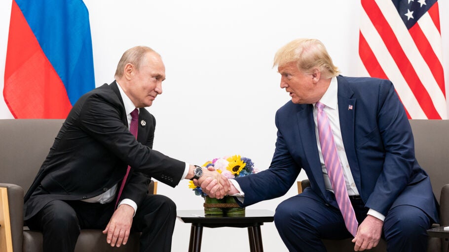 El presidente Donald J. Trump estrecha la mano del presidente de la Federaci&oacute;n Rusa, Vlad&iacute;mir Putin, durante una reuni&oacute;n bilateral el viernes.