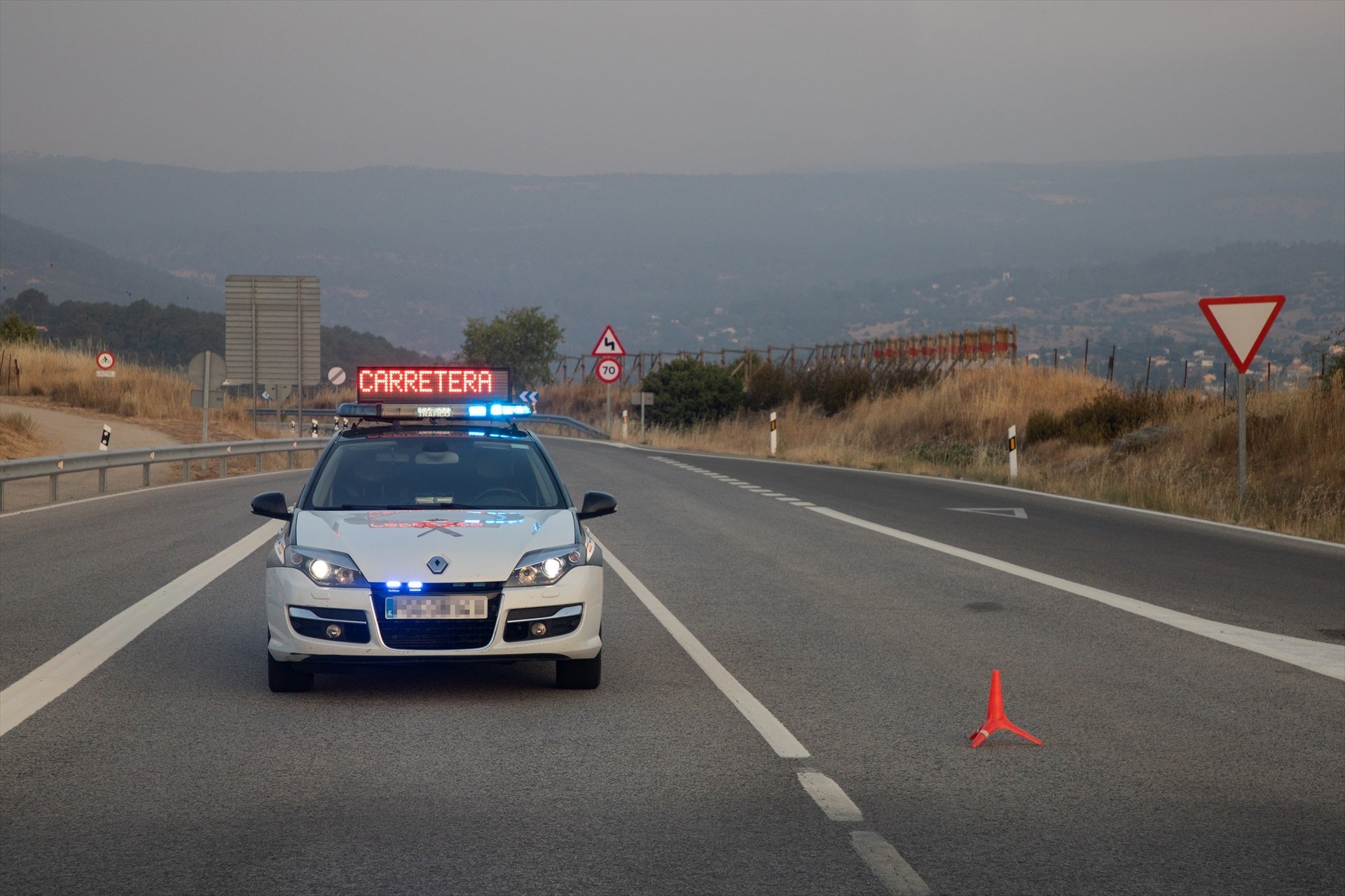 El avance del fuego obliga a cortar hasta 13 carreteras El avance del fuego obliga a cortar hasta 13 carreteras