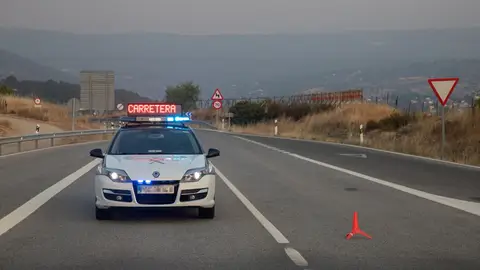 El avance del fuego obliga a cortar hasta 12 carreteras El avance del fuego obliga a cortar hasta 12 carreteras