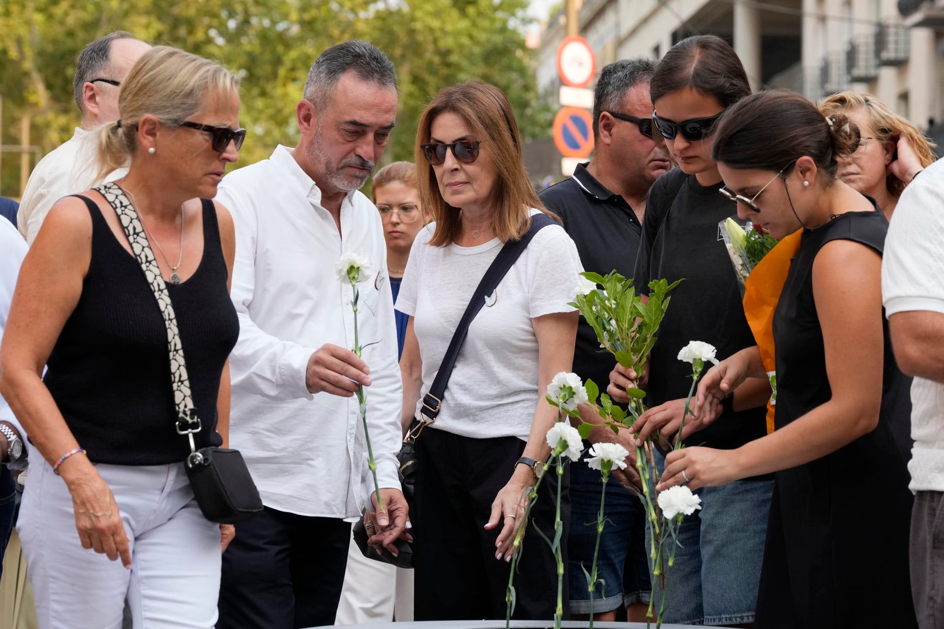 Barcelona rinde homenaje a las víctimas de los atentados de La Rambla y Cambrils en el octavo aniversario Barcelona rinde homenaje a las víctimas de los atentados de La Rambla y Cambrils en el octavo aniversario
