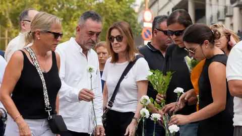 Víctimas y familiares depositan con rosas blancas en el homenaje Víctimas y familiares depositan con rosas blancas en el homenaje