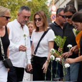 Víctimas y familiares depositan con rosas blancas en el homenaje