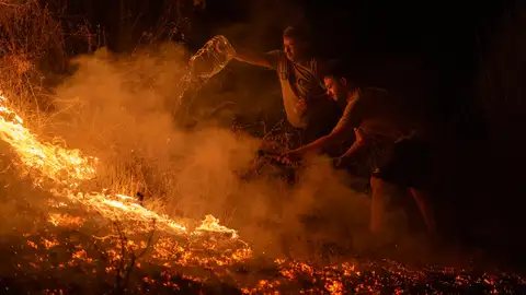 Vecinos en Ourense luchan contra un incendio Vecinos en Ourense luchan contra un incendio