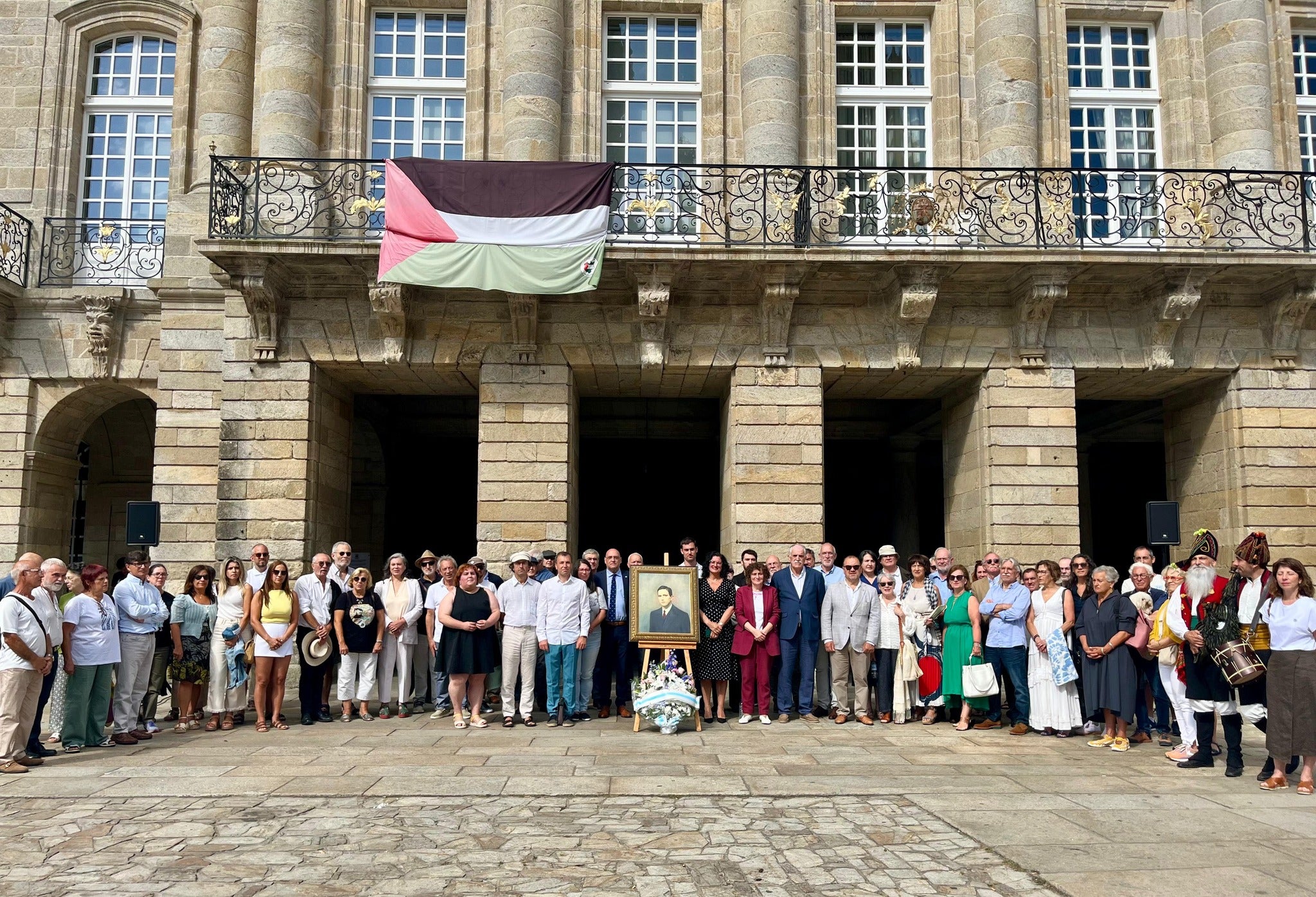 La alcaldesa de Santiago reivindica el legado de Ánxel Casal en el 89 aniversario de su fusilamiento: "construir la Compostela que ha soñado es un compromiso diario" La alcaldesa de Santiago reivindica el legado de Ánxel Casal en el 89 aniversario de su fusilamiento: "construir la Compostela que ha soñado es un compromiso diario"