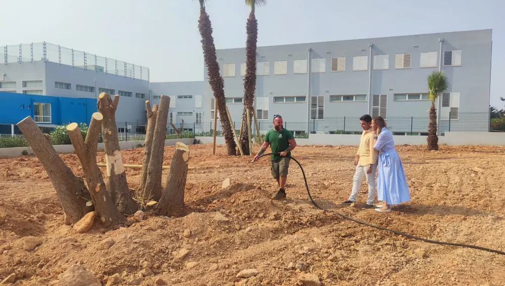 Manu Jiménez, junto a la concejala de Deportes Catiana Fuster, ayer viendo las primeras pruebas del riego Manu Jiménez, junto a la concejala de Deportes Catiana Fuster, ayer viendo las primeras pruebas del riego