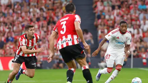 El atacante belga del Sevilla FC Stanis Idumbo-Muzambo (d) se escapa con el balón durante el partido de la primera jornada de LaLiga que Athletic de Bilbao y Sevilla FC disputaron en San Mamés El atacante belga del Sevilla FC Stanis Idumbo-Muzambo (d) se escapa con el balón durante el partido de la primera jornada de LaLiga que Athletic de Bilbao y Sevilla FC disputaron en San Mamés