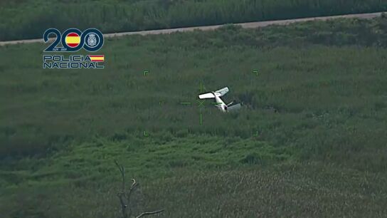 Dos personas salen ilesas despu&eacute;s de estrellarse su avioneta en Benic&agrave;ssim (Castell&oacute;n)