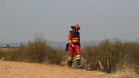 Un efectivo de la Unidad Militar de Emergencias (UME) camina por la zona afectada por el incendio forestal de Abejera (Zamora) Un efectivo de la Unidad Militar de Emergencias (UME) camina por la zona afectada por el incendio forestal de Abejera (Zamora)