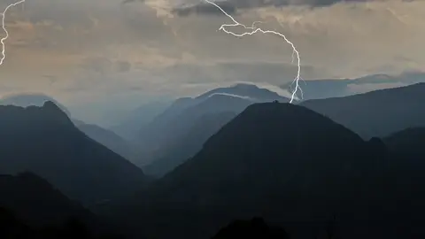 Una pareja de madrileños alcanzados por un rayo en el Pirineo francés, la mujer gravísima Una pareja de madrileños alcanzados por un rayo en el Pirineo francés, la mujer gravísima