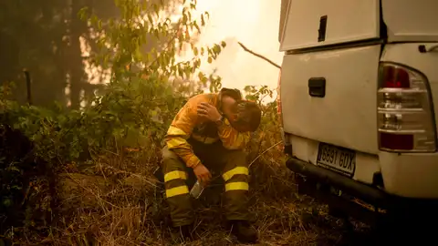 Un bombero trabaja en las labores de extinción del incendio forestal de Carballeda de Avia (Ourense) este domingo. Un bombero trabaja en las labores de extinción del incendio forestal de Carballeda de Avia (Ourense) este domingo.