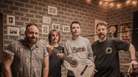 Supersubmarina, con la guitarra cedida para la subasta solidaria 'Contigo suena mejor' de Sonorama Ribera.