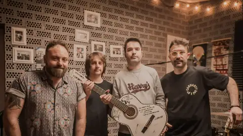 Supersubmarina, con la guitarra cedida para la subasta solidaria 'Contigo suena mejor' de Sonorama Ribera. Supersubmarina, con la guitarra cedida para la subasta solidaria 'Contigo suena mejor' de Sonorama Ribera.