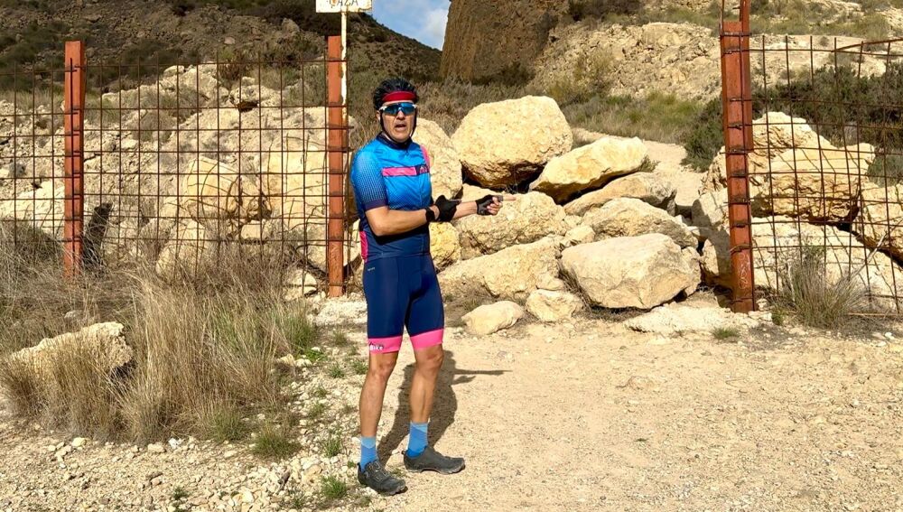 Camino bloqueado por piedras en el Pantano de Elche. 