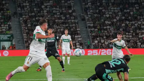 El Elche mantiene su apuesta por el dominio ante el Betis El Elche mantiene su apuesta por el dominio ante el Betis