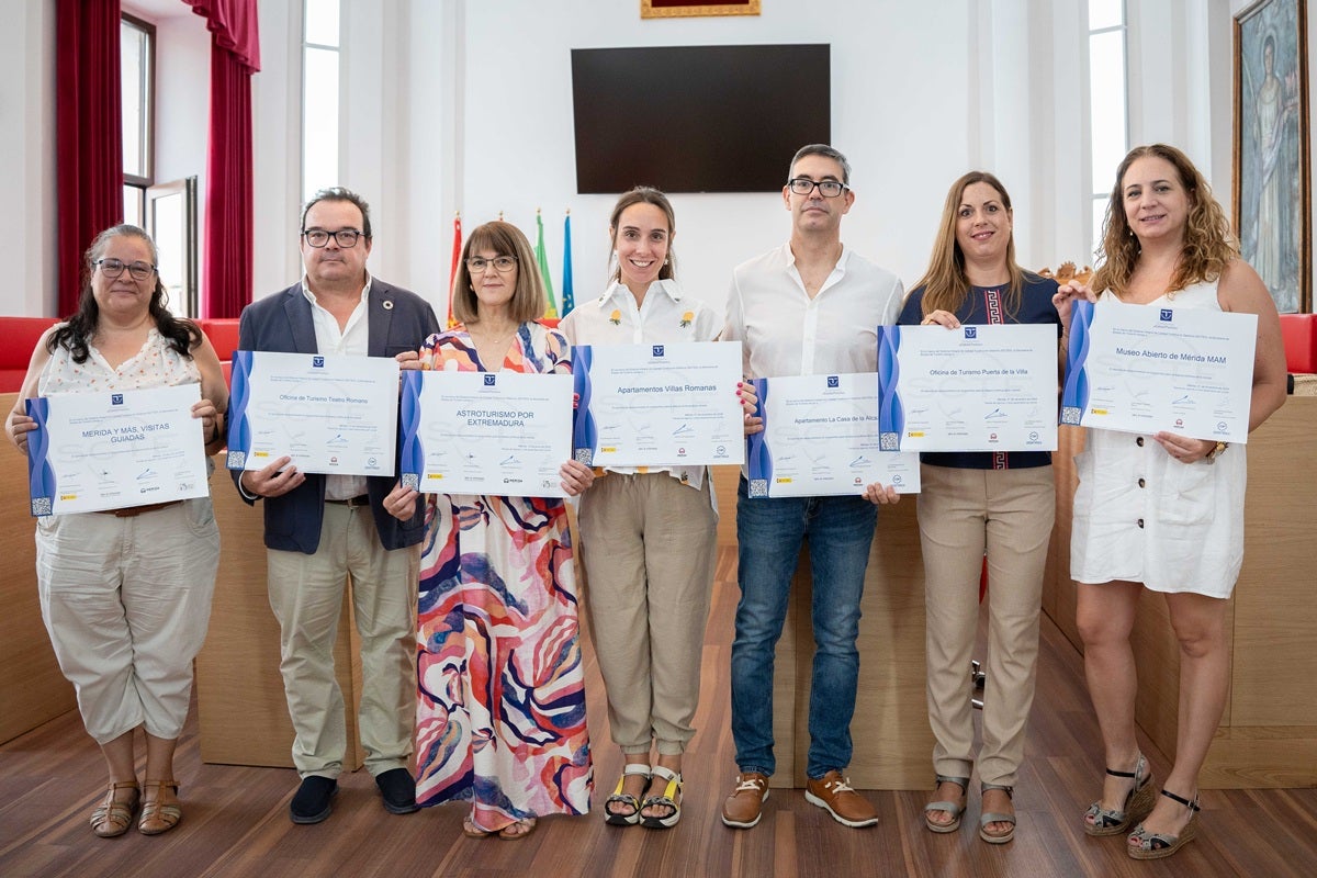 Cuatro empresas turísticas de la ciudad y las oficinas municipales del MAM, Puerta de la Villa y Teatro Romano cuentan ya con sus distintivos de Compromiso de Calidad Turística Cuatro empresas turísticas de la ciudad y las oficinas municipales del MAM, Puerta de la Villa y Teatro Romano cuentan ya con sus distintivos de Compromiso de Calidad Turística