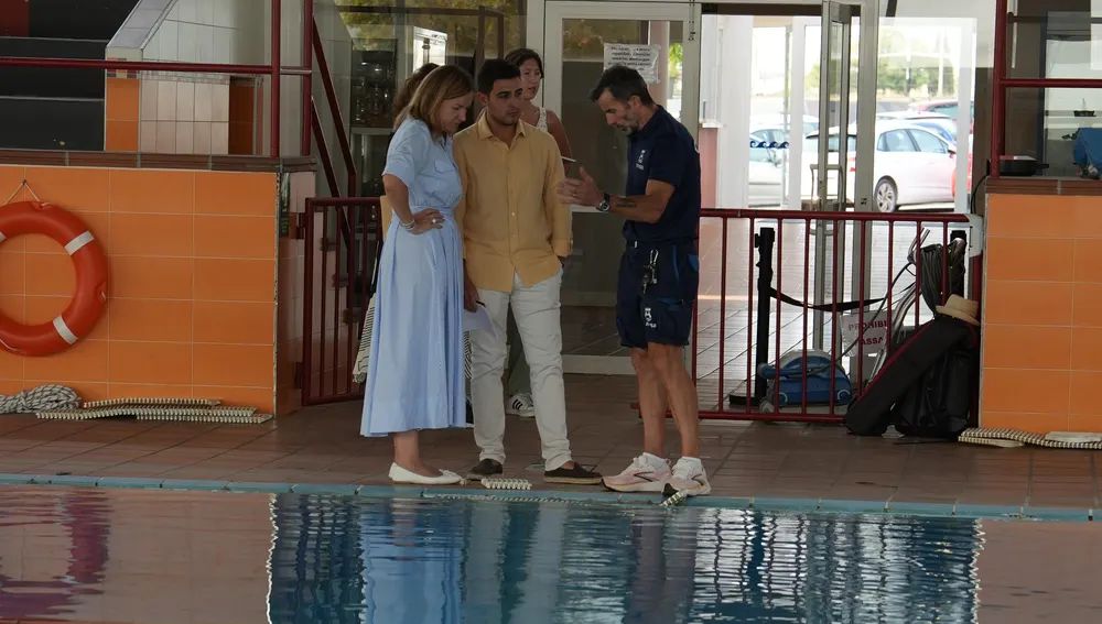 Manu Jiménez, junto a la concejala de Deportes Catiana Fuster, charlan con los operarios de la piscina Manu Jiménez, junto a la concejala de Deportes Catiana Fuster, charlan con los operarios de la piscina