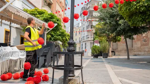 Comienza la instalación de casi 9.000 farolillos con motivo de la Feria y Fiestas de Mérida 2025 Comienza la instalación de casi 9.000 farolillos con motivo de la Feria y Fiestas de Mérida 2025