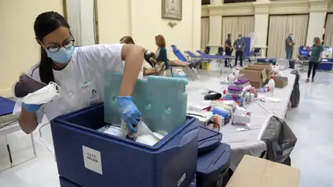 Archivo - Una enfermera deposita las bolsas de sangre en un contenedor frigorífico en el patio del Ayuntamiento de Málaga. Imagen de archivo. - Álex Zea - Europa Press - Archivo Archivo - Una enfermera deposita las bolsas de sangre en un contenedor frigorífico en el patio del Ayuntamiento de Málaga. Imagen de archivo. - Álex Zea - Europa Press - Archivo