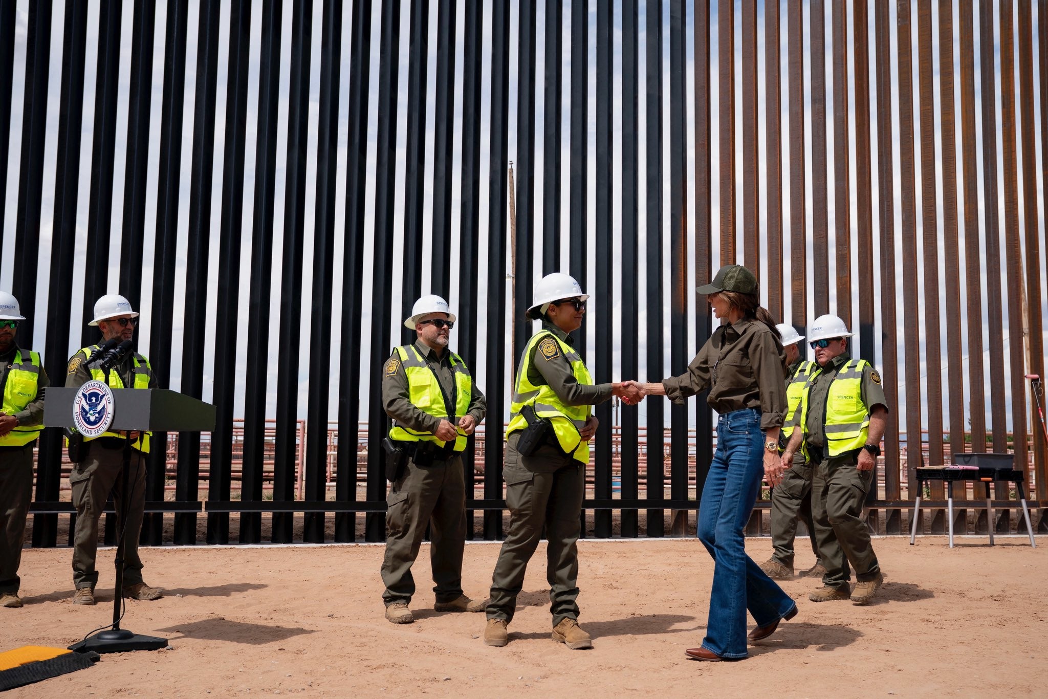 Trump pinta de negro el muro fronterizo con México para calentar el acero y dificultar la escalada de posibles inmigrantes Trump pinta de negro el muro fronterizo con México para calentar el acero y dificultar la escalada de posibles inmigrantes