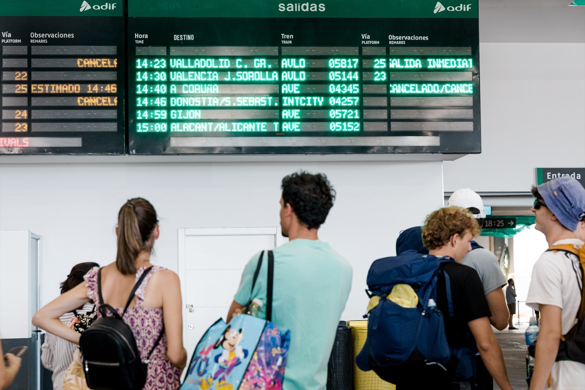 Viajeros "decepcionados" con Renfe tras la reapertura Galicia-Madrid por los incendios: "Gastamos 600 euros más" Viajeros "decepcionados" con Renfe tras la reapertura Galicia-Madrid por los incendios: "Gastamos 600 euros más"
