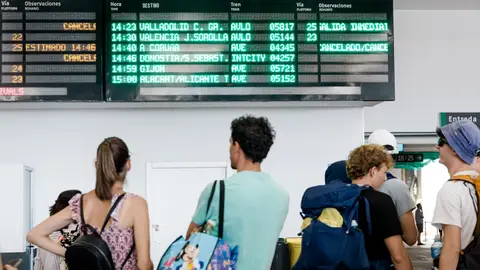 Viajeros "decepcionados" con Renfe tras la reapertura Galicia-Madrid por los incendios: "Gastamos 600 euros más" Viajeros "decepcionados" con Renfe tras la reapertura Galicia-Madrid por los incendios: "Gastamos 600 euros más"