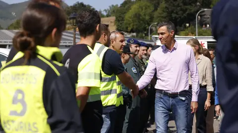 Pedro Sánchez incide en el cambio climático y el PP le acusa de ineptitud y propaganda por los incendios
