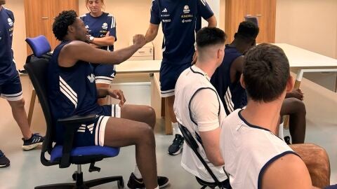 20-8-2025 Javi Rodr&iacute;guez saluda a los jugadores en el primer d&iacute;a de pretemporada