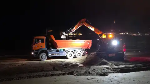 Operarios municipales proceden la pasada madrugada a la retirada de la piedras Operarios municipales proceden la pasada madrugada a la retirada de la piedras