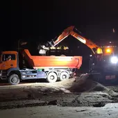 Operarios municipales proceden la pasada madrugada a la retirada de la piedras Operarios municipales proceden la pasada madrugada a la retirada de la piedras