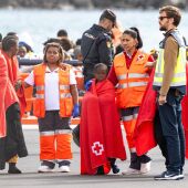 Archivo - Varios servicios de emergencia atienden a migrantes recién rescatados de un cayuco, en Puerto Naos, a 4 de enero de 2025, en Arrecife, Lanzarote, Canarias (España). - Europa Press Canarias - Europa Press - Archivo