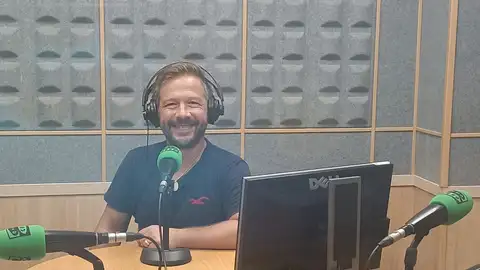El fotoperiodista de Huelva Información , Josué Correa, en los estudios de Onda Cero. El fotoperiodista de Huelva Información , Josué Correa, en los estudios de Onda Cero.