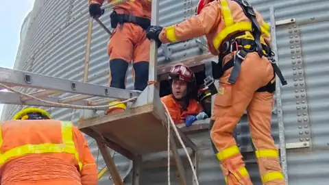 Bomberos rescatando al herido en Sueca Bomberos rescatando al herido en Sueca